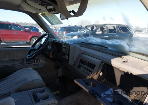 1993 Chevrolet Suburban C1500 из США, поврежденный, VIN 1GNEC16K7PJ307382